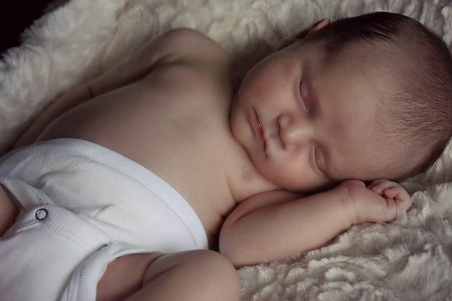 4 Aylık Bebek Gelişimi (Ne Kadar Uyur – Neler Yapar?)