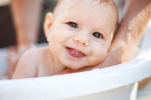 Yenidoğan Bebeğin İlk Banyosu Nasıl Yaptırılır?