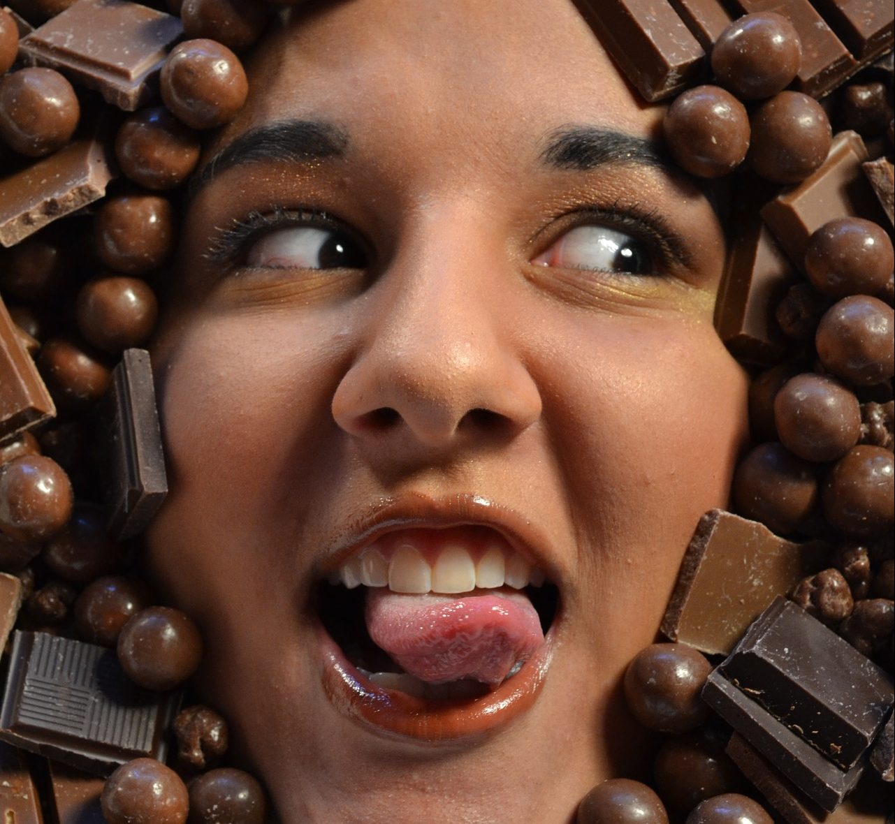 Жить в шоколаде с богатеньким. Шоколадная девушка. Огромный шоколад. Поедание шоколада. Огромная шоколадка.